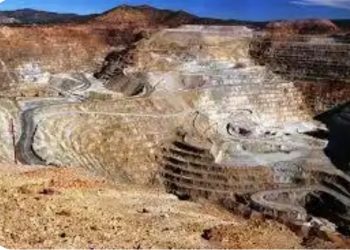 Government officials visits collapse mining site in Galkogo.