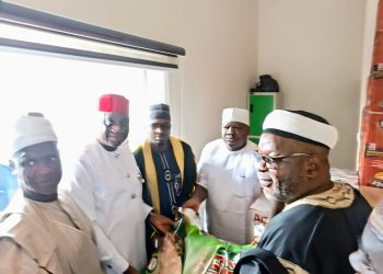 Senator Sani Musa 313 donates foodstuffs and cash to relations of Alawa bandits attack.