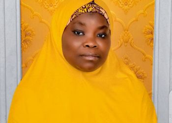The Principal MBGSC , Amina Attahiru receives best principal of the year 2024 Award.