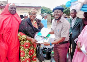 Chanchaga LG council distributes text books, school uniforms, bag to pupils, teacher