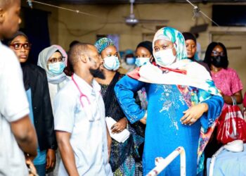 Niger State First Lady pays suprise night visit to hospitals, offers hope and support to patients 