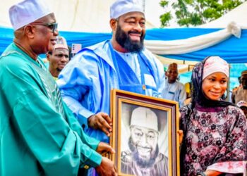 Niger State Governor Offers Tuition-Free Education to Young Artist Who Honored Him with Portrait.