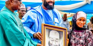 Niger State Governor Offers Tuition-Free Education to Young Artist Who Honored Him with Portrait.